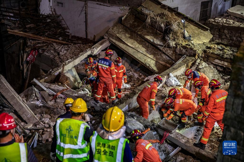  资料图片：1月7日，在重庆市武隆区凤山街道办事处食堂坍塌现场，救援人员在开展救援。新华社记者 黄伟 摄