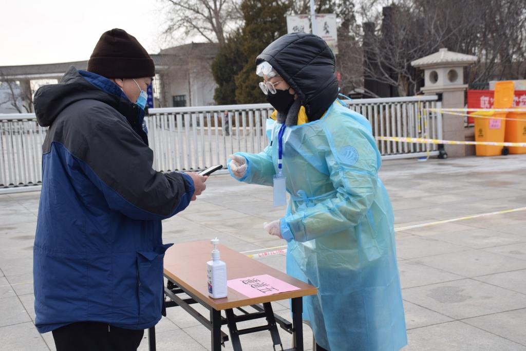 9日，天津市南开区一居民正在准备核酸检测。（新华社记者白佳丽 摄）