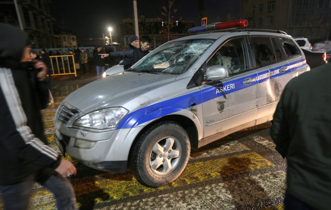 ▲哈萨克斯坦骚乱现场，警车被破坏