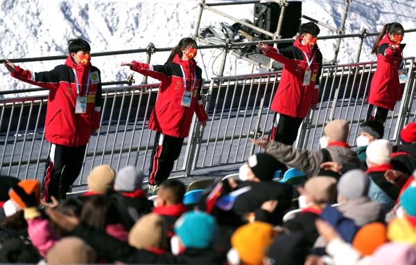 在11月张家口云顶滑雪公园举行的“相约北京”测试赛比赛间隙，志愿者教观众做《一起向未来》手势舞。   摄影 崔峻