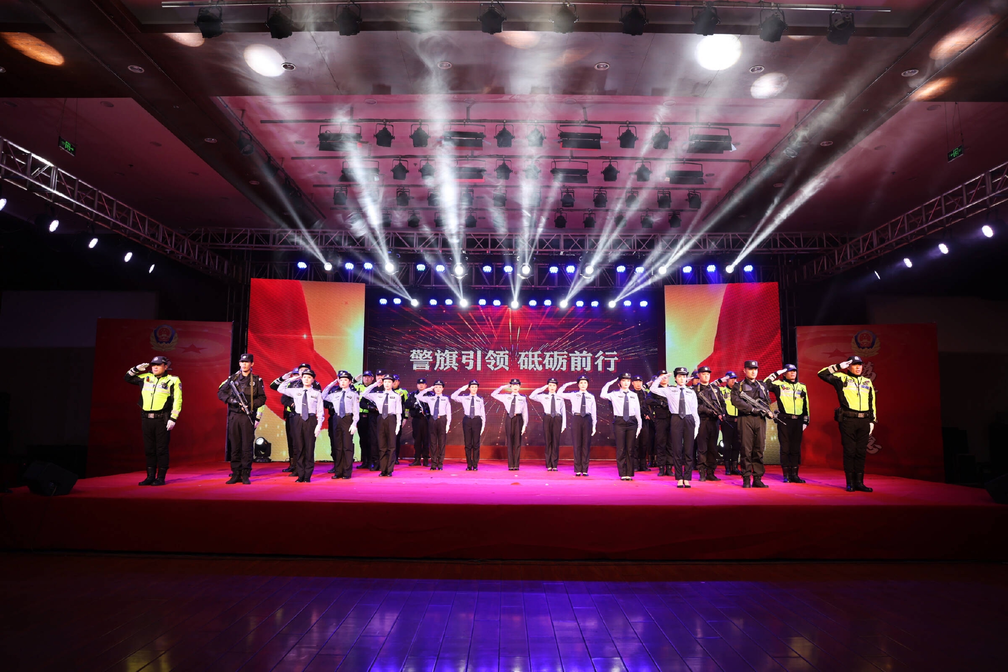 致敬中国人民警察节!枣庄台儿庄公安新警入警誓言铿锵休闲区蓝鸢梦想 - Www.slyday.coM 致敬中国人民警察节!枣庄台儿庄公安新警入警誓言铿锵休闲区蓝鸢梦想 - Www.slyday.coM