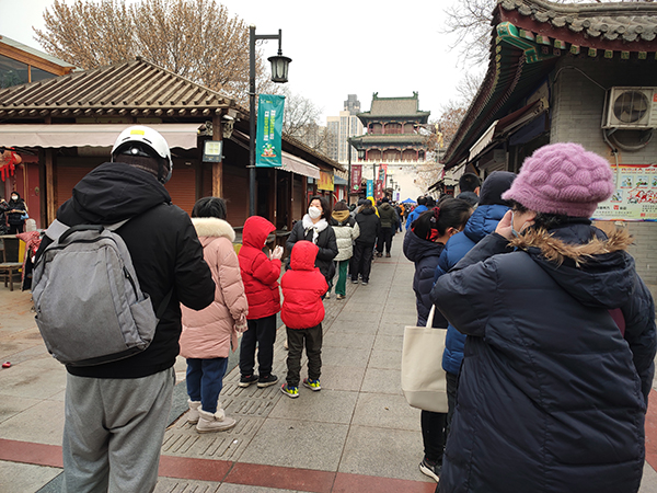 2022年1月9日，天津市南开区，市民在鼓楼街核酸检测点间隔1米排队等待检测。人民视觉  图