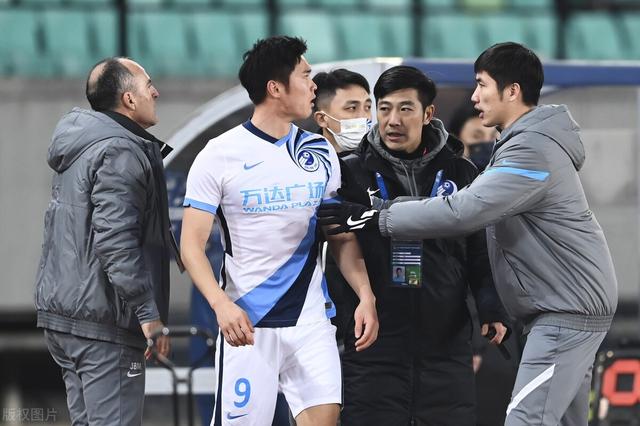 情形恶劣+殴打裁判!大连队赛后集体失控,围堵殴打裁判画面曝光休闲区蓝鸢梦想 - Www.slyday.coM 情形恶劣+殴打裁判!大连队赛后集体失控,围堵殴打裁判画面曝光休闲区蓝鸢梦想 - Www.slyday.coM