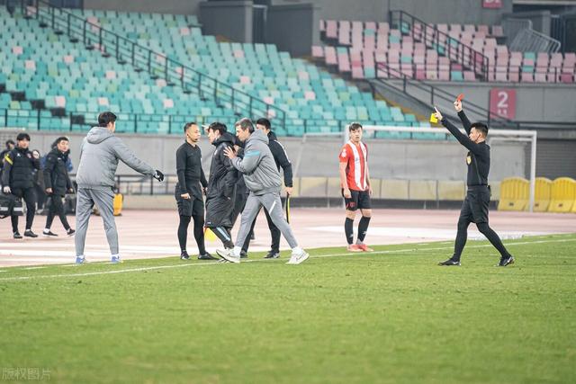 情形恶劣+殴打裁判!大连队赛后集体失控,围堵殴打裁判画面曝光休闲区蓝鸢梦想 - Www.slyday.coM 情形恶劣+殴打裁判!大连队赛后集体失控,围堵殴打裁判画面曝光休闲区蓝鸢梦想 - Www.slyday.coM