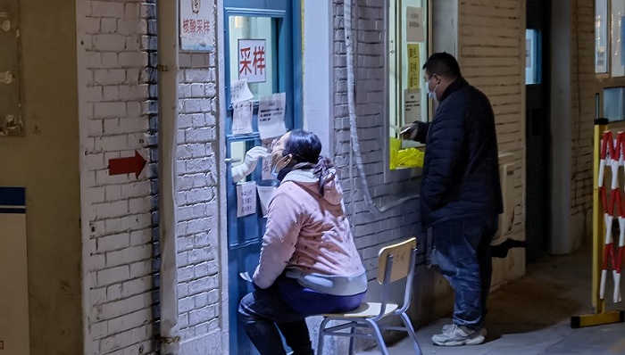1月8日,天津市民在做核酸检测。图片来源:视觉中国