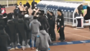 情形恶劣+殴打裁判!大连队赛后集体失控,围堵殴打裁判画面曝光休闲区蓝鸢梦想 - Www.slyday.coM 情形恶劣+殴打裁判!大连队赛后集体失控,围堵殴打裁判画面曝光休闲区蓝鸢梦想 - Www.slyday.coM