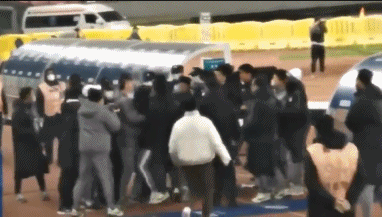 情形恶劣+殴打裁判!大连队赛后集体失控,围堵殴打裁判画面曝光休闲区蓝鸢梦想 - Www.slyday.coM 情形恶劣+殴打裁判!大连队赛后集体失控,围堵殴打裁判画面曝光休闲区蓝鸢梦想 - Www.slyday.coM