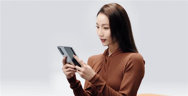 荣耀赵明怒摔Magic V,全球首款骁龙8折叠屏发布,起售价9999元休闲区蓝鸢梦想 - Www.slyday.coM 荣耀赵明怒摔Magic V,全球首款骁龙8折叠屏发布,起售价9999元休闲区蓝鸢梦想 - Www.slyday.coM