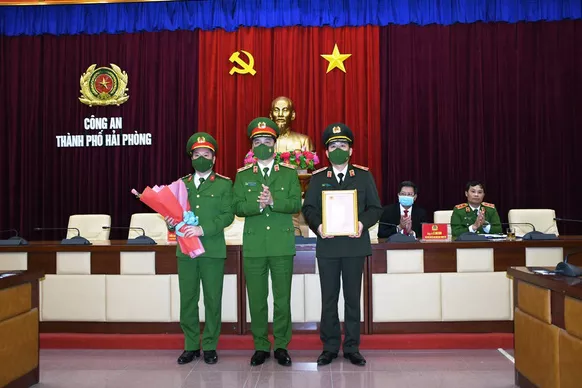 那个抢银行的越南小伙被抓了,抢走的35亿盾用来“撩妹买车”了