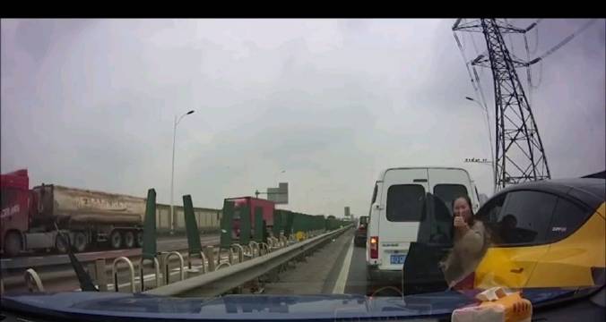 女司机穿高跟鞋开特斯拉，没刹住追尾前车，并给刹停的后车点赞！