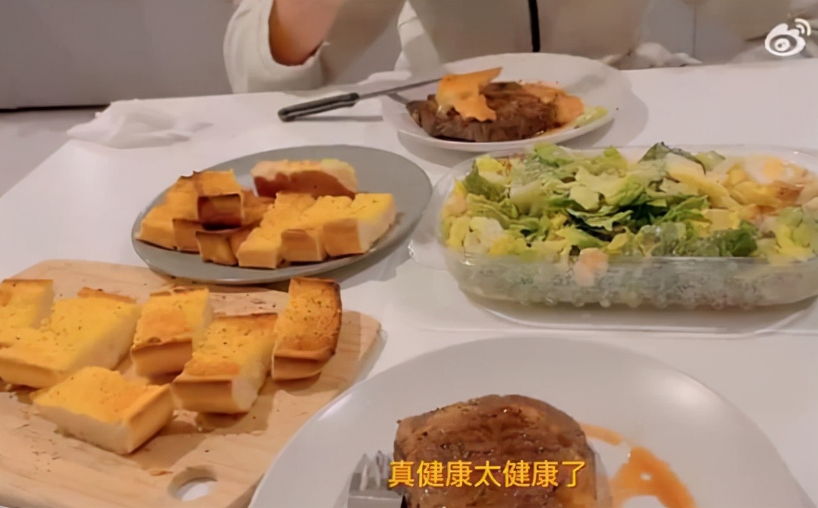 周琦剪了一个新发型！他在澳洲煎牛排、烤鸡翅，自嘲没鸡蛋灌饼香