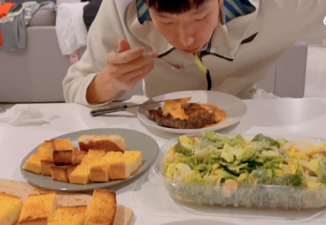 周琦剪了一个新发型!他在澳洲煎牛排、烤鸡翅,自嘲没鸡蛋灌饼香