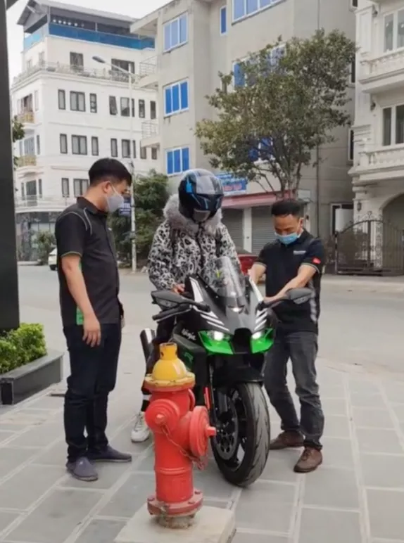 那个抢银行的越南小伙被抓了,抢走的35亿盾用来“撩妹买车”了