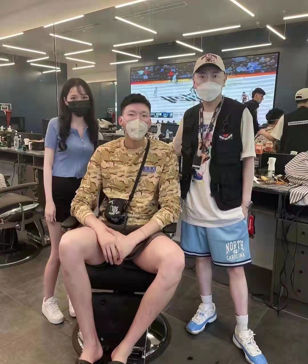 周琦剪了一个新发型!他在澳洲煎牛排、烤鸡翅,自嘲没鸡蛋灌饼香