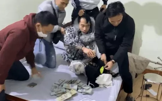 那个抢银行的越南小伙被抓了，抢走的35亿盾用来“撩妹买车”了