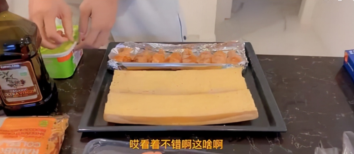 周琦剪了一个新发型!他在澳洲煎牛排、烤鸡翅,自嘲没鸡蛋灌饼香