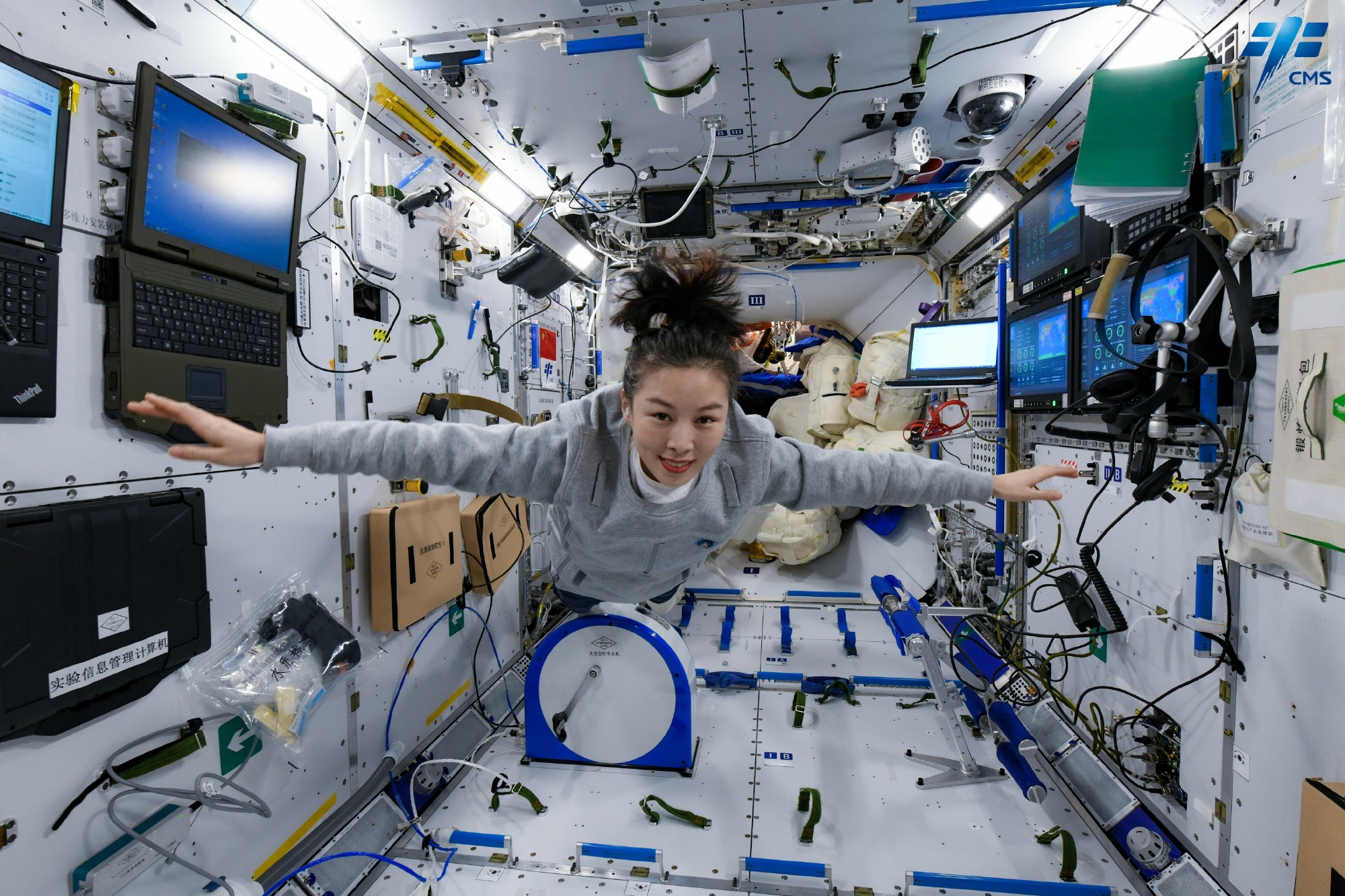 在空间站翱翔的王亚平 图源：航天科工