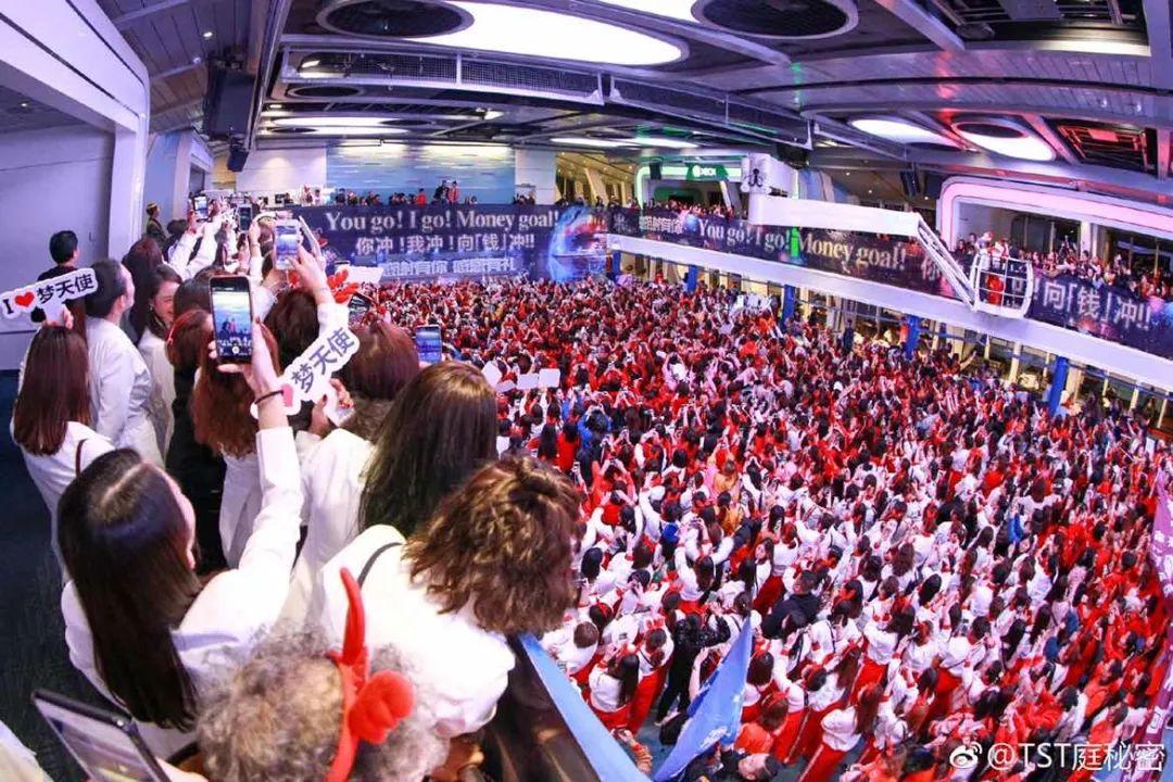 张庭夫妇的微商帝国坍塌:1300万人被传销休闲区蓝鸢梦想 - Www.slyday.coM 张庭夫妇的微商帝国坍塌:1300万人被传销休闲区蓝鸢梦想 - Www.slyday.coM