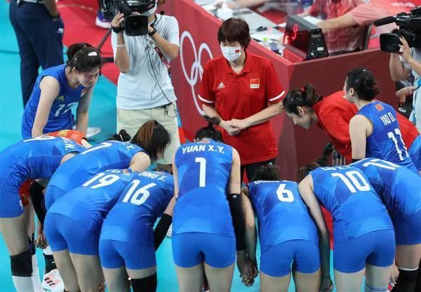东京奥运会后，郎平卸任中国女排主教练。