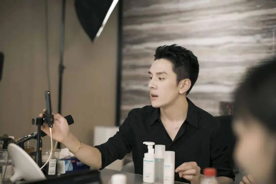 iPhone 14 Pro 或采用胶囊式挖孔屏 / 腾讯拟收购手机厂商黑鲨 / 荣耀 Magic V 发布休闲区蓝鸢梦想 - Www.slyday.coM iPhone 14 Pro 或采用胶囊式挖孔屏 / 腾讯拟收购手机厂商黑鲨 / 荣耀 Magic V 发布休闲区蓝鸢梦想 - Www.slyday.coM