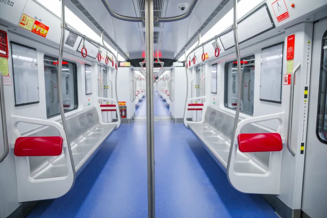 重庆轨道9号线列车的车厢标识色为“洋铁红”。邹乐 摄