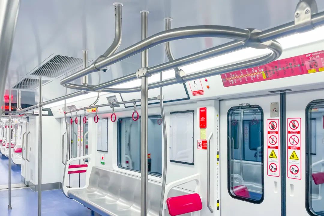 重庆轨道9号线特意增设的环形扶手，方便车门附近站立的乘客抓扶。邹乐 摄