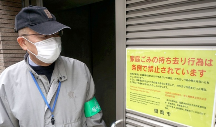 够了!日本福冈街头有人开卡车拉走易拉罐,也是中国的错?!
