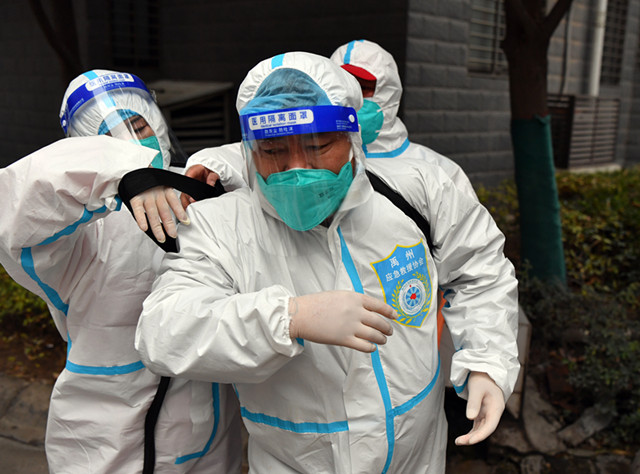 1月10日，在禹州市永和苑社区，工作人员在穿戴消杀设备。新华社图。