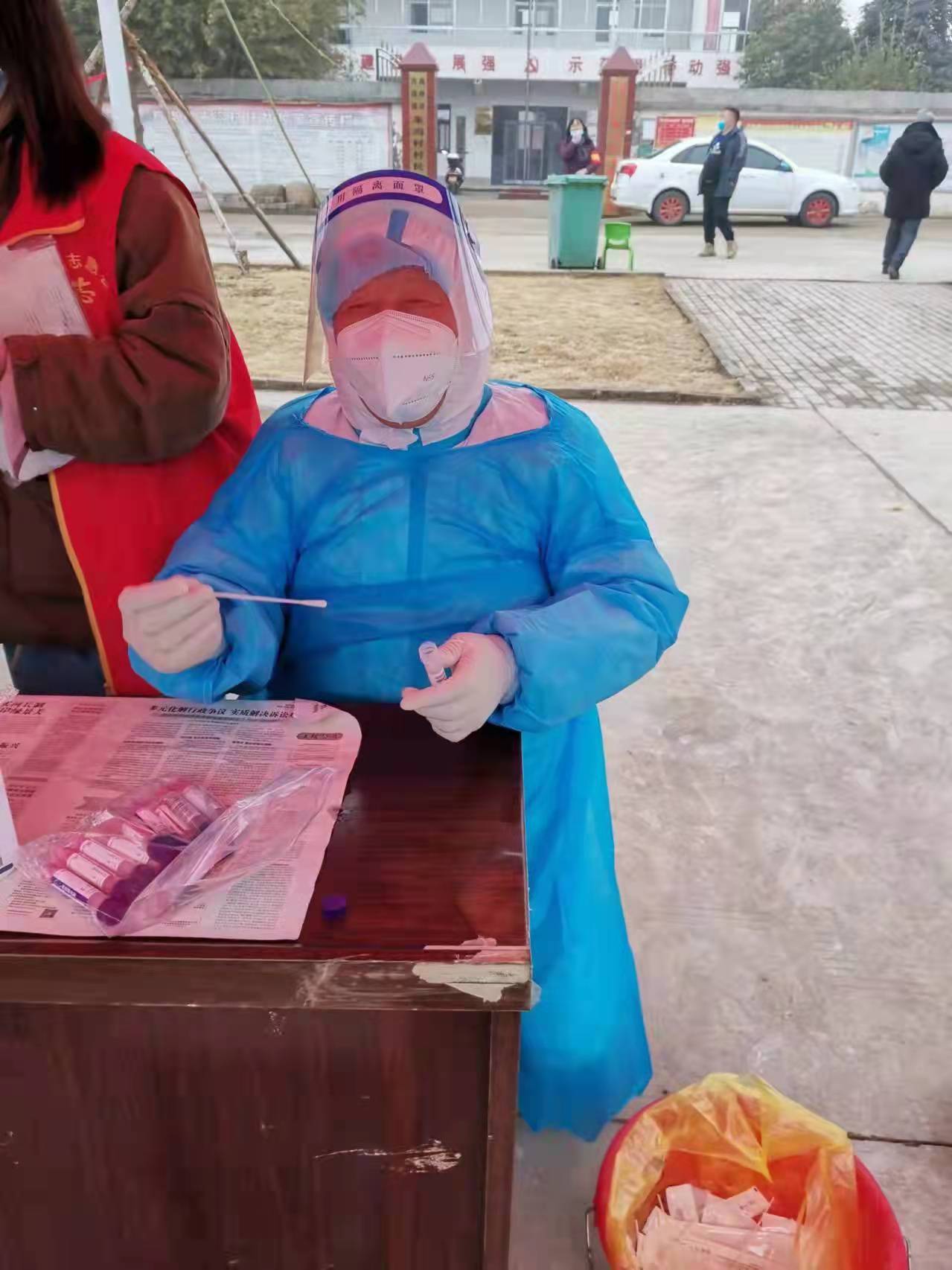 ▲78岁的白发村医李二西，正在为村民做核酸检测。受访者供图