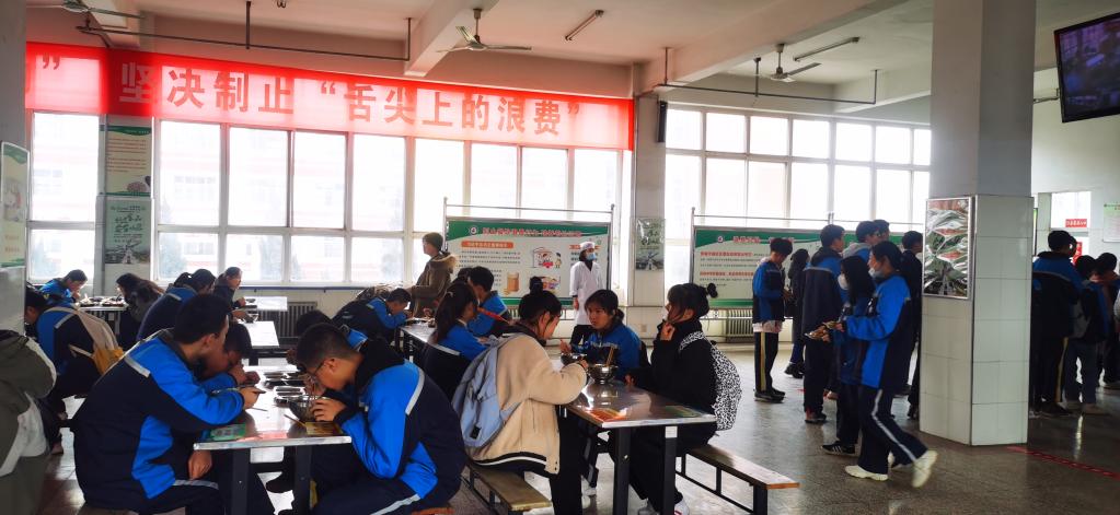  晋城市凤鸣中学的学生正在食堂用餐。新华社记者李紫薇 摄