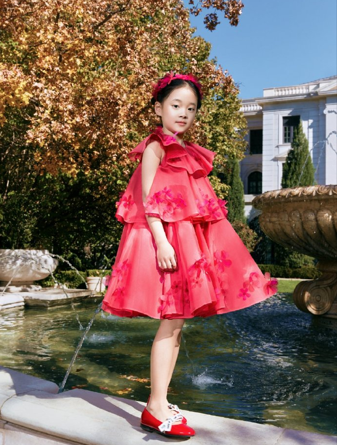 梅婷偶遇粉丝一路畅聊 8岁女儿继承母亲美貌拍摄杂志 小小年纪颇具镜头感休闲区蓝鸢梦想 - Www.slyday.coM 梅婷偶遇粉丝一路畅聊 8岁女儿继承母亲美貌拍摄杂志 小小年纪颇具镜头感休闲区蓝鸢梦想 - Www.slyday.coM