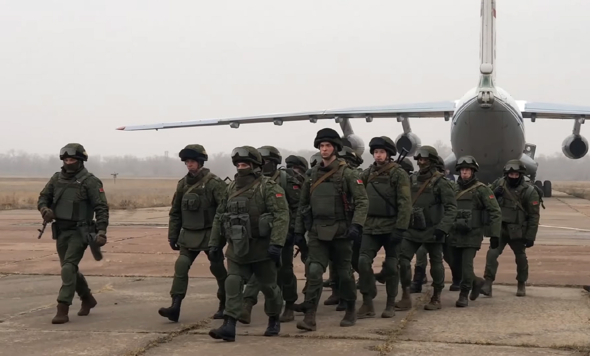 集安组织维和人员抵达哈萨克斯坦 图自澎湃影像