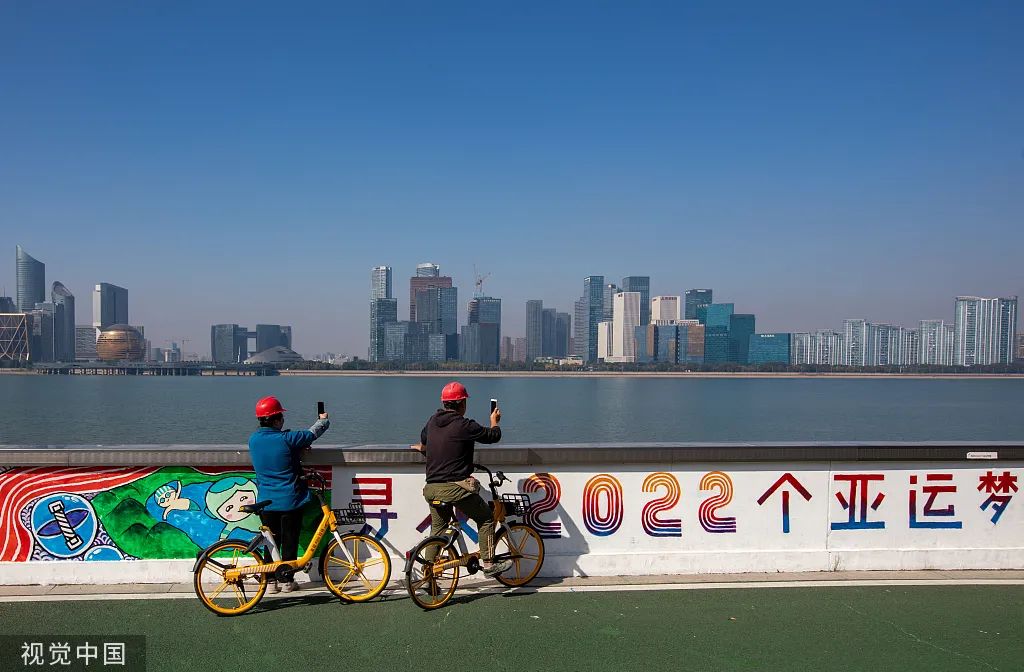 2021年11月14日，杭州奥体中心，建设者用手机记录他们参与建设的美丽城市。