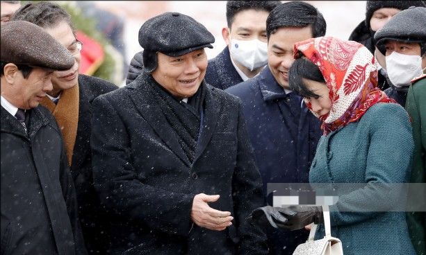 越南第一夫人罕见穿时装！绿色大衣配花头巾，传统奥黛更有女人味