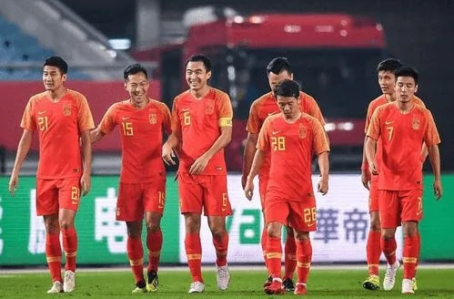 下午15点！越南媒体再现争议报道：中国男足遭质疑，球迷骂声一片