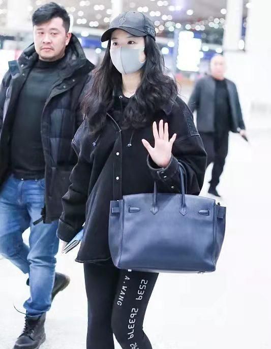 刘亦菲带妈妈走机场，穿一身黑看着也不显瘦，妈妈穿绿大衣好贵气