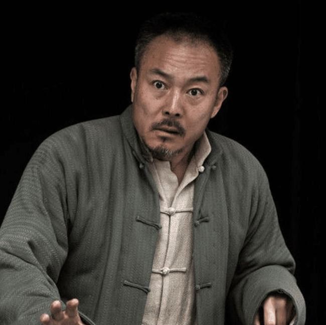 他与张铁林,张丰毅,沈丹萍还是同班同学.