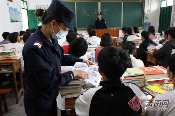 看,这是一线移民警察的工作日常休闲区蓝鸢梦想 - Www.slyday.coM 看,这是一线移民警察的工作日常休闲区蓝鸢梦想 - Www.slyday.coM