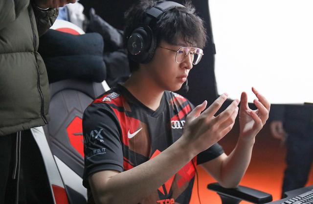 小天真的不行?两个绝活哥都被乐言爆掉,官方却不敢换上小鹏休闲区蓝鸢梦想 - Www.slyday.coM 小天真的不行?两个绝活哥都被乐言爆掉,官方却不敢换上小鹏休闲区蓝鸢梦想 - Www.slyday.coM