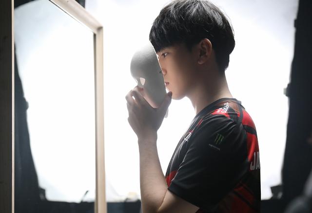 小天真的不行?两个绝活哥都被乐言爆掉,官方却不敢换上小鹏休闲区蓝鸢梦想 - Www.slyday.coM 小天真的不行?两个绝活哥都被乐言爆掉,官方却不敢换上小鹏休闲区蓝鸢梦想 - Www.slyday.coM