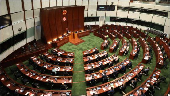香港立法会会议厅悬挂国徽和区徽。图自香港“橙新闻”