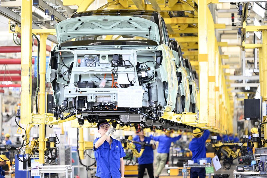 这是2021年8月12日，在广西柳州一家汽车企业，工人在新能源汽车生产线上忙碌。新华社发（黎寒池 摄）