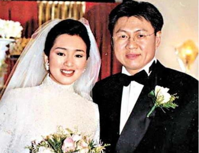 1995年，张艺谋将巩俐“捉在床”，随后巩俐顺势嫁给<a href=