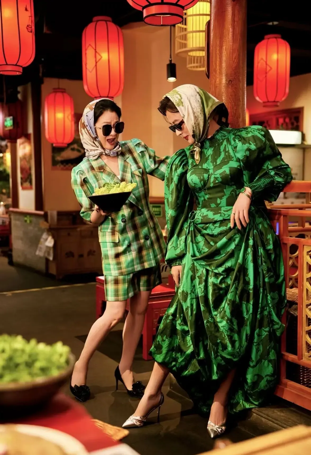 人妻丝袜中文无码AV影音先锋_李玲玉火锅店拍大片,穿超短裙秀美腿香肩,身材火辣却自嘲是大妈
