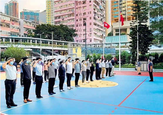 中式升旗导师培训班参加者练习中式步操的敬礼动作。图自香港“东网”