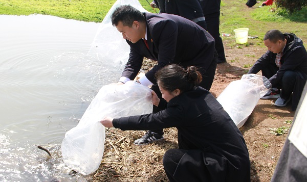 雨花区检察院干警开展公益诉讼增殖放流行动