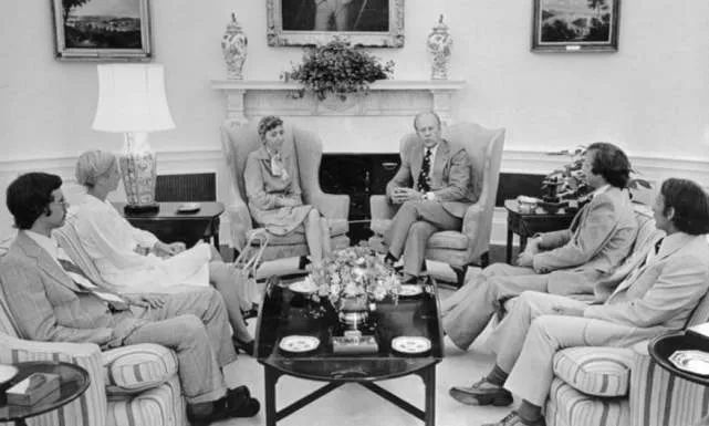 ▲1975年，时任美国总统福特会见奥尔森家属，奥尔森为MKUltra计划受害者之一。来源：Bettmann Archive