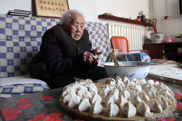 106岁老奶奶爱干净1个特殊生活习惯坚持了60多年看是个啥
