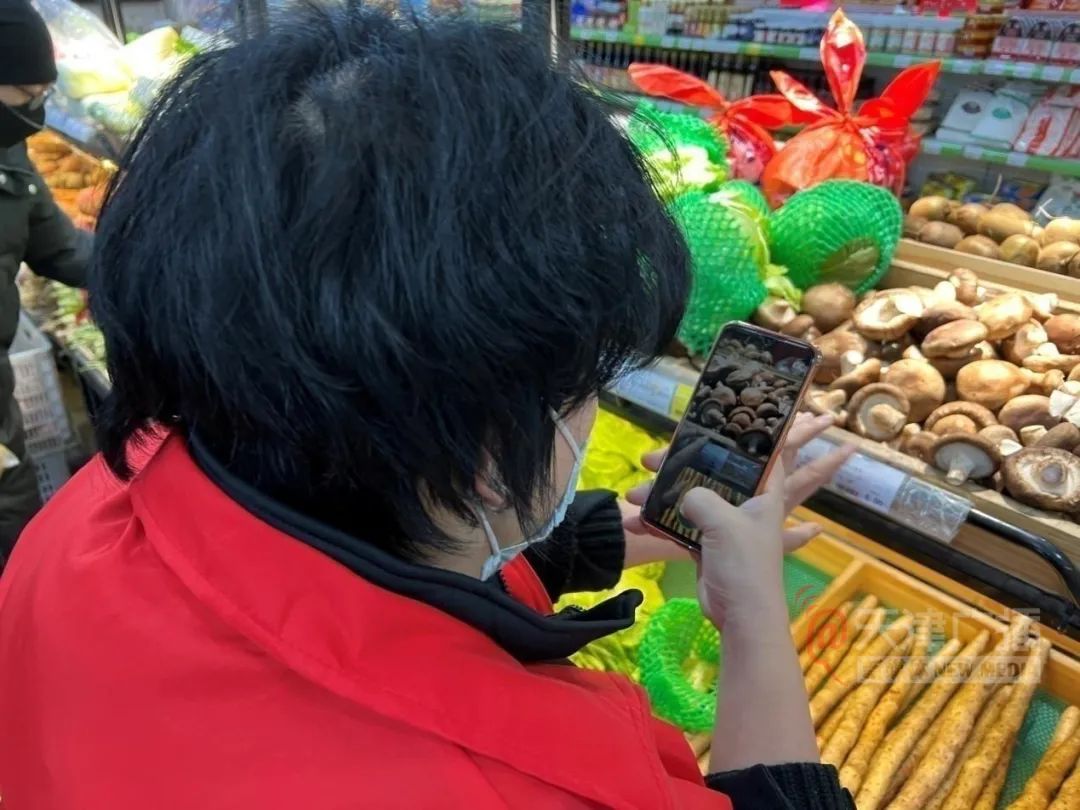 ▲李妍录制各类菜品的价格，发到社区微信群