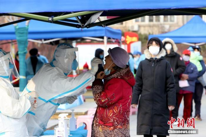 资料图：1月9日，天津市南开大学西南村，社区组织市民进行核酸检测。 中新社记者 张道正 摄